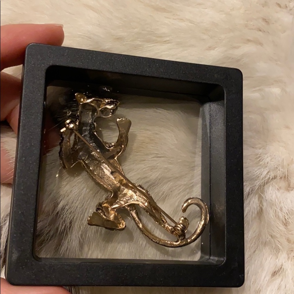 Leopard Brooch - Picture 2 of 3